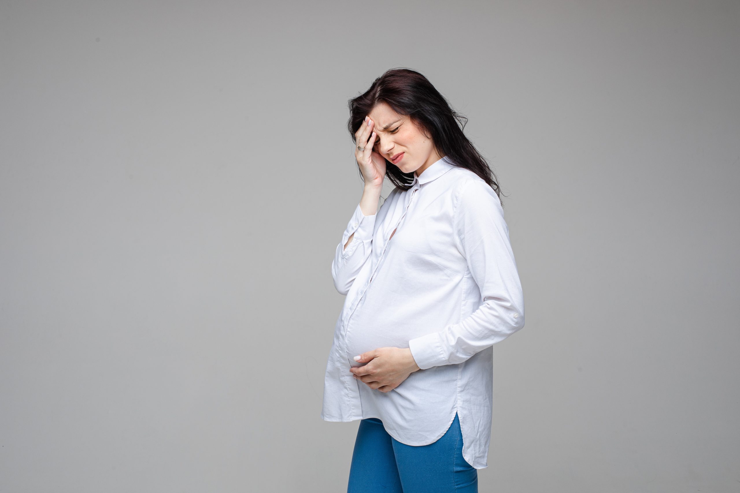 Quais os primeiros sintomas de gravidez antes do atraso menstrual?
