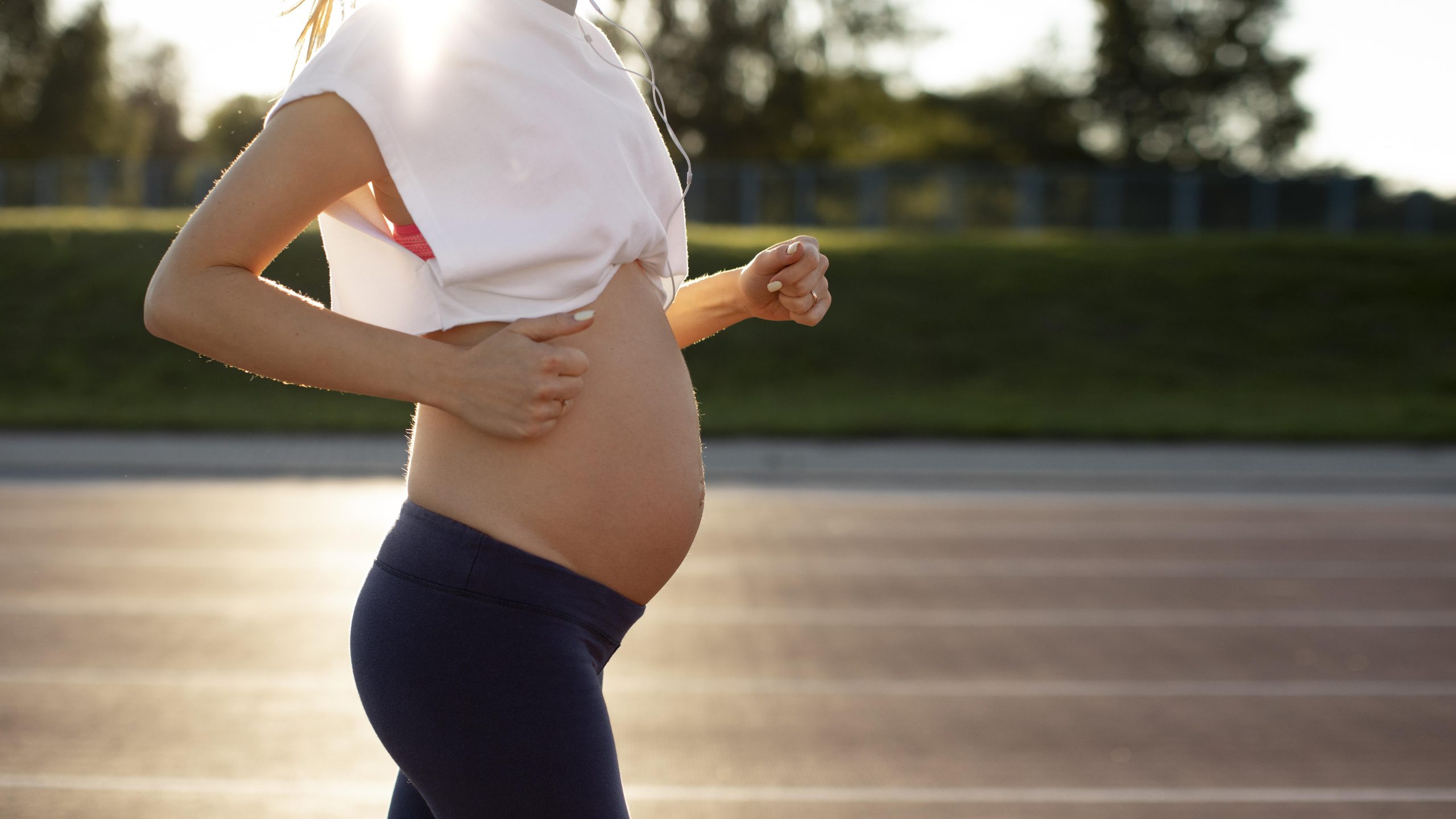 Balançar muito a barriga na gravidez faz mal? Entenda os riscos e cuidados necessários