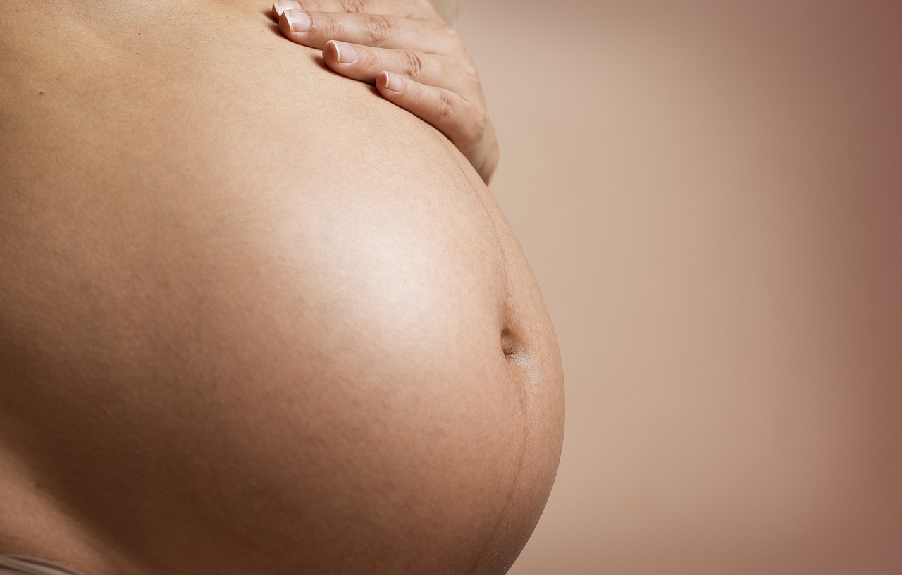 Qual o melhor óleo para passar na barriga durante a gravidez?
